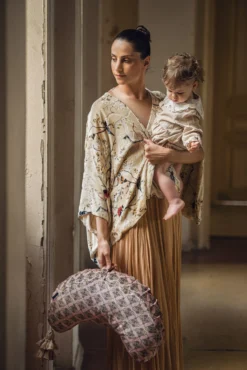 La Maman Wedge - Busy Bees -DockATot 64195 5 1 scaled