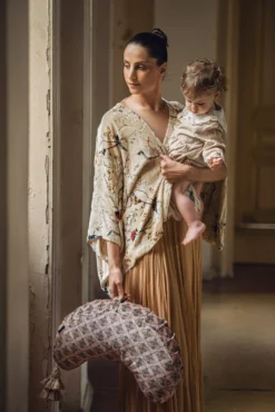 La Maman Wedge - Busy Bees -DockATot 64195 5 scaled