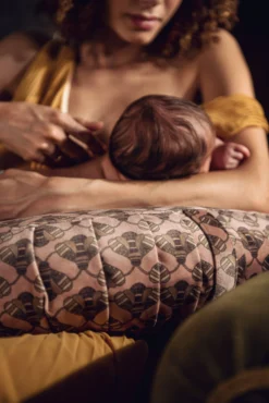 La Maman Wedge - Busy Bees -DockATot 64195 6 1 scaled