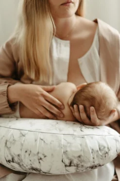 La Maman Wedge - Carrara Marble -DockATot DSC04438 1 scaled